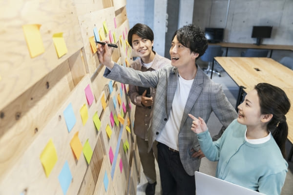 顧客インサイト分析に基づくペルソナ設計と独自資源の定義